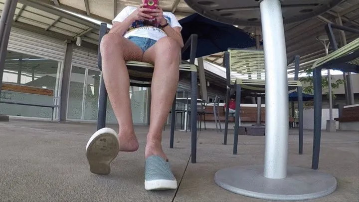 SHOEPLAY WHILE TEXTING AT THE MALL