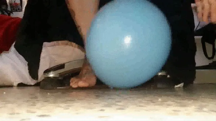 BEautiful Barefoot Tatooed MiLf Feet Long Pink Painted Toenails BIG BLUE BALLOON Bouncing Playtime and PoP