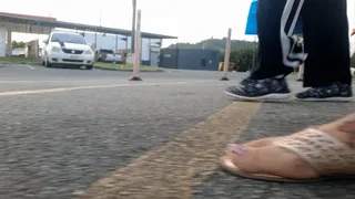 ROSE GOLD FLIPFLOP Foot Fetish Outdoor Walking Giantess pov Cam