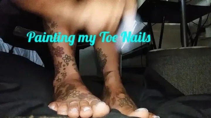 Latina Milf Giantess Lola Painting her nails during a thunderstorm chat