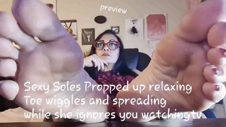 Sexy Soles Feet Propped Up ignores you while watching tv Toe Spreading & Wiggling mkv