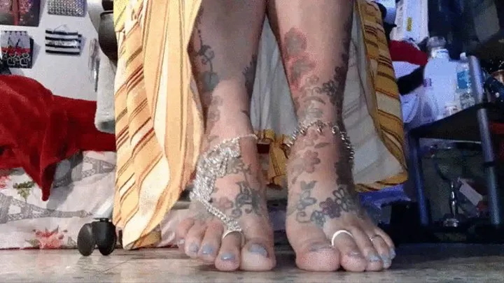 Unaware Giantess lolas Voyeur underdesk cam Tattooed Bare Feet with Anklets and Toe Rings Foot Fetish Toe Wiggling Foot tapping with jingly anklets and toe rings asmr Pretty Painted Toenails