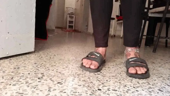 Giantess lola in Nike Flip Flops with anklet Foot Tapping Foot & Toe Fetish Fun Long Toenails