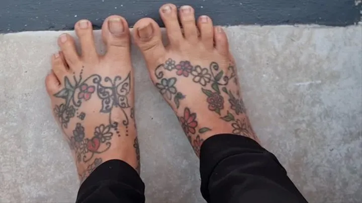 Barefoot Walking & Toe Wiggling un painted Toe Nails Closeups