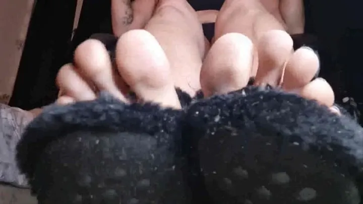 TOECLEAVAGE SPTEADING & WIGGLING Under Giantess unaware in Dirty Dusty Furry Slippers Shoeplay Under latina Milf Giantess unawares Dirty Slippers while using laptop ignorong you and smoking