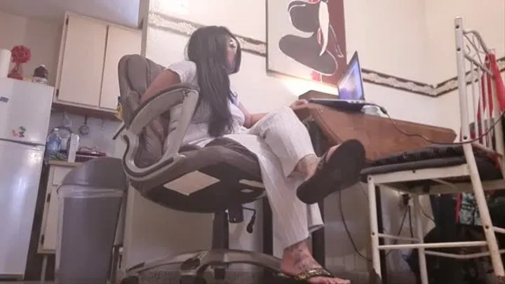 Farty Footplay,Shoeplay Milf at a coffee shop having coffee its making her gassy shes on her laptop heel popping & dangling then she hides behind a chair bends down & farts a few times mkv