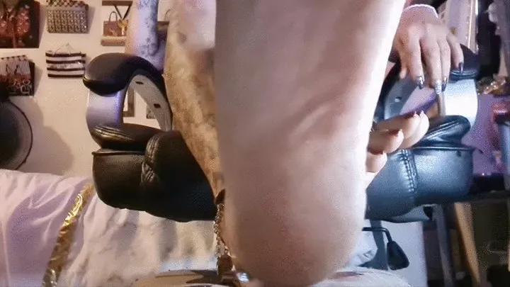 Latina Milf Giantess in a dress Toe rings and anklet Feet On Stool Scratching Dirty Soles Toe Wiggling Spreading and Big Toe pointing at camera Feet Fetish Voyeur cam