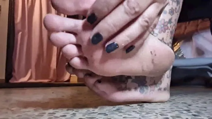 Under Desk Foot Fetish Voyeur cam Barefoot Latina Milf Giantess Unaware Sexy Wrinkled Soles & Wiggly Toes