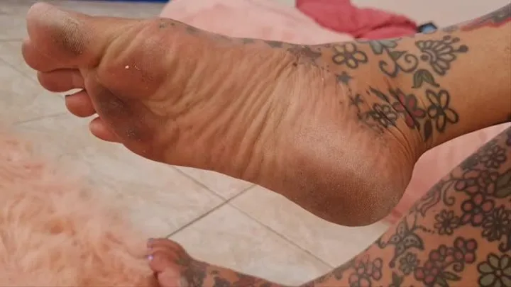 Latina milf giantess unaware Dirty Feet Very Wiggly Toes and dirty sexy soles