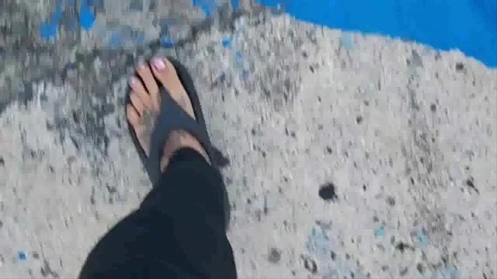 Lola walks in flip flops toe wiggling walking foot fetish cam mkv