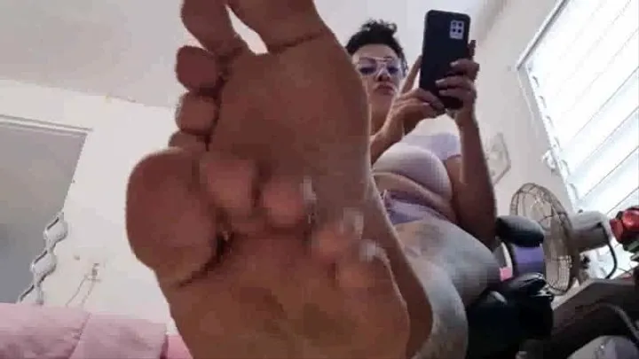 Sexy soles under giantess Milf barefeet on her phone ignoring you TOE WIGGLING,POINTING, FOOTPLAY FOOT FETISH SPYING