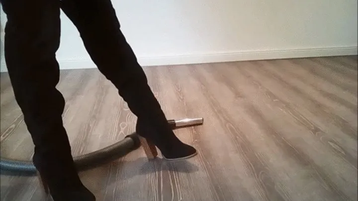 Lady2deluxe is vacuuming water pearls in black Overknee-boots