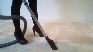 Lady2deluxe is vacuuming the Carpet with her black high heels
