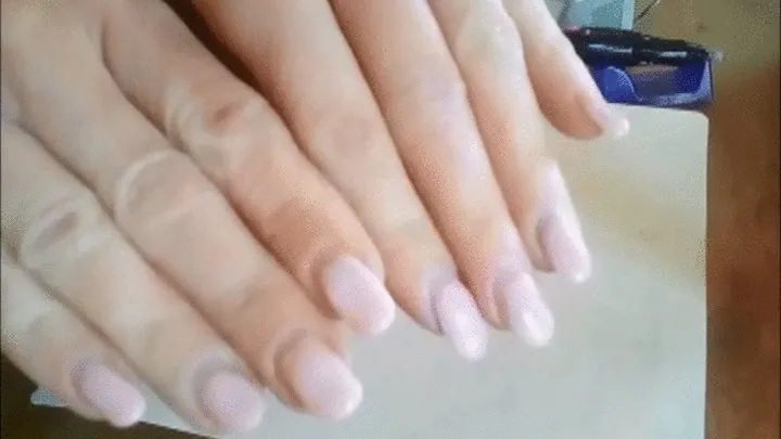 Lady2Deluxe is Fingernails polish with Electric Nail File on the left Hand