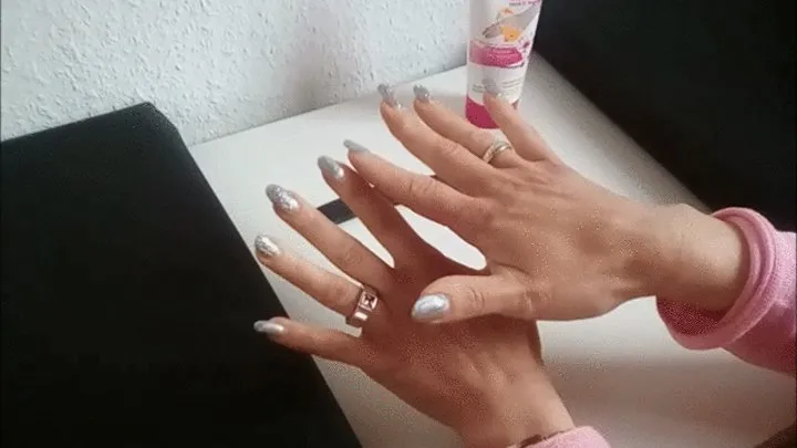 Fingernails polish with a normaly Nail File on her Hands and cream her Hands