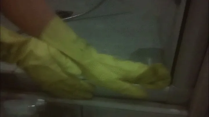 Lady2Deluxe is Housecleaning with yellow Rubber Gloves in her Shower