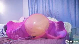 Q226 Ava and Leya pump to pop two 25'' balloons in a nylon sack