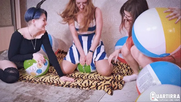 Q674 Three girls sitpop beachballs