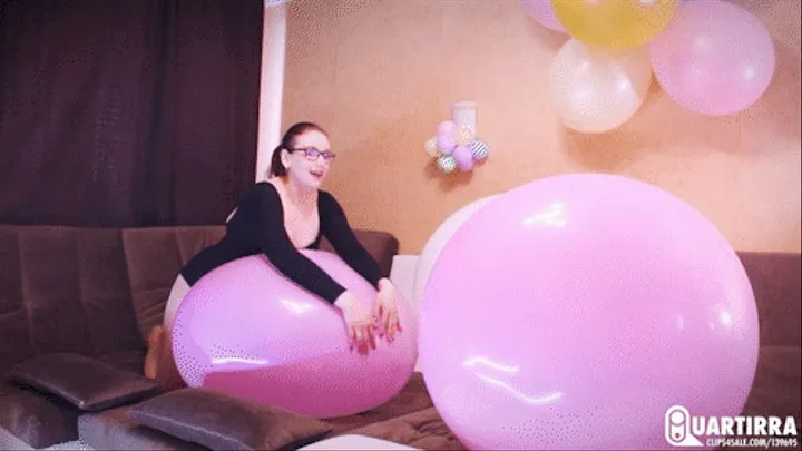 Q657 Derpy lies on 5 big balloons and nailpops them under herself