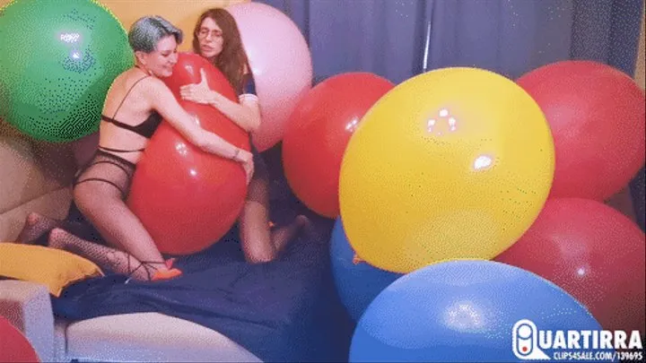 Q823 Three girls, many big balloons and a lot of spectacular pops