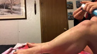 BBW rubbing feet with lotion