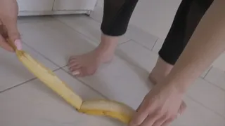Maitresse Yasmine ecrase une banane-Mistress Yasmine crushes a banana