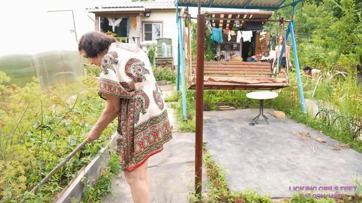 ISABELE and RAISA - Help my beloved step-grandmother in the garden