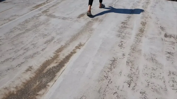 5 ONE SHOE VIDEO IN 1! EXCAPE FROM DANGER, LOSING A SHOE ( A LOT OF MODELS) AND RUN BAREFOOT!