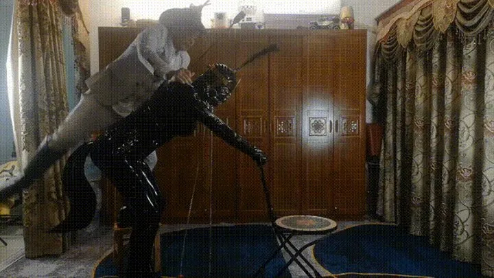 LATEX10 Ride on latexponygirl with 2 legs in hoofboots