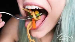 Colorful stir-fry chewing