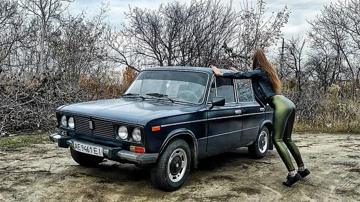 Bouncing and shaking old blu car VAZ-2106