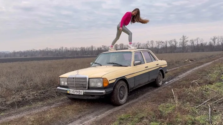 Bouncing and shaking old Mercedes benz w 123 (custom video)