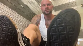 worship my stinky feet and HUGE biceps