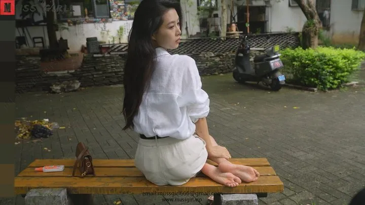 The elegant and noble woman Qiu Miaomiao shows off her delicious tender feet at the door of the cafe