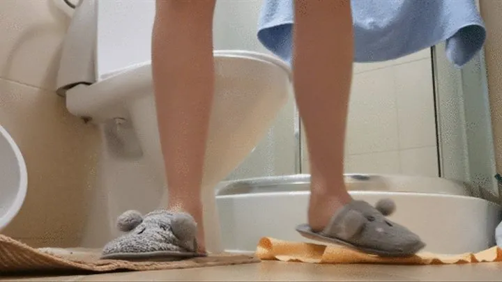 HARD FARTpressing on toilet while holiday with dangling feet