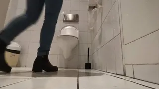 HUUUGE splashes in toilet at work - wet ass