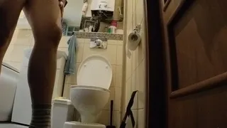 Sexy long legs teasing & tensing muscle on toilet & GIANTT brownie water splash