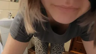 HUGE brownie - HUGE splashes - Sexy tight leggings toilet visit