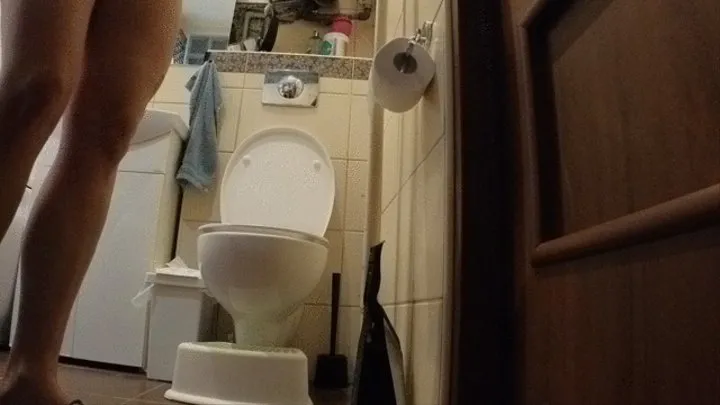 Hard Nipples, sexy feets & muscled calf teasing on a morining toilet visit