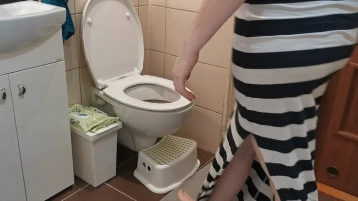 POWERFULL woman on toilet Loud moans&groans