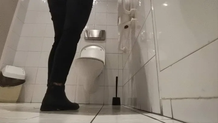 My work toilet is full of my farts everyday :D -Another farty toilet visit at work