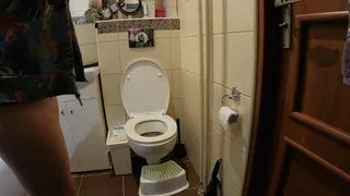 Big fat booty on a toilet makes toilet seat sweaty