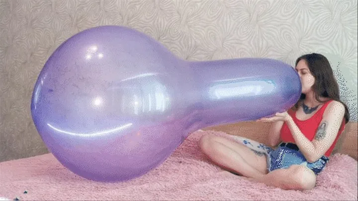 Leya BTP's crystal purple Cattex 32'' Longneck balloon