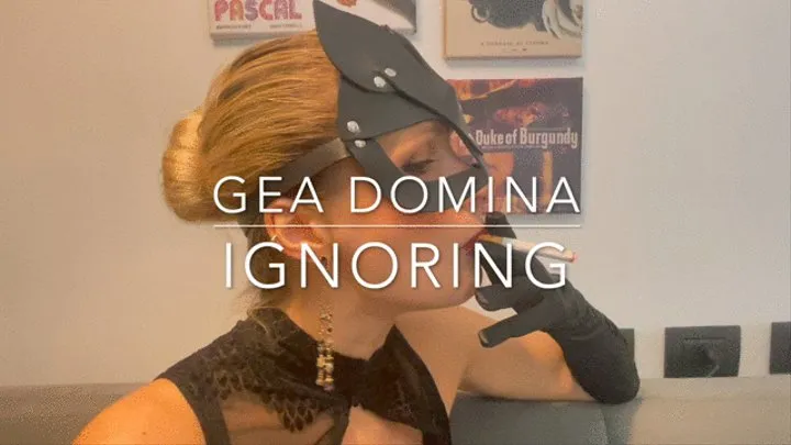 GEA DOMINA - Ingnoring, poggiapiedi con calze nere velatissime