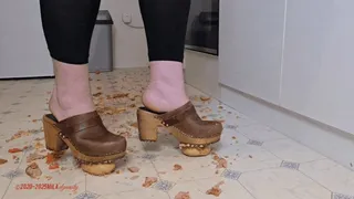 Mila in Clogs - Alla Sanita