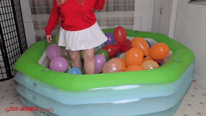 Mila - Lifeguard in the pool - Balloons