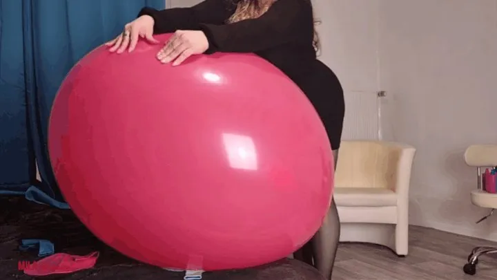 Mila - Giant cattex balloon - red (part02 of 08)