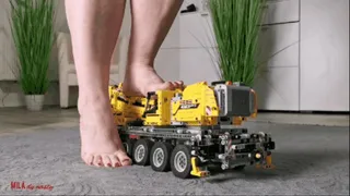 Mila - Lego crane (view01)