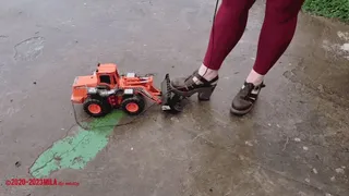 Mila - Massive toy destruction - RC Excavator (view01)