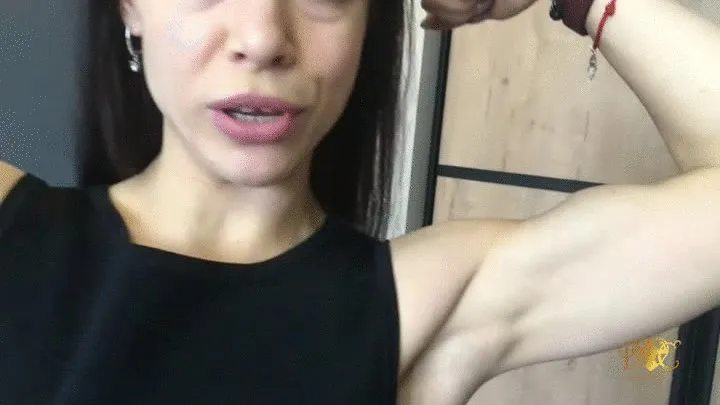 Miss Julia - 2cm of Biceps Growth with 100 reps